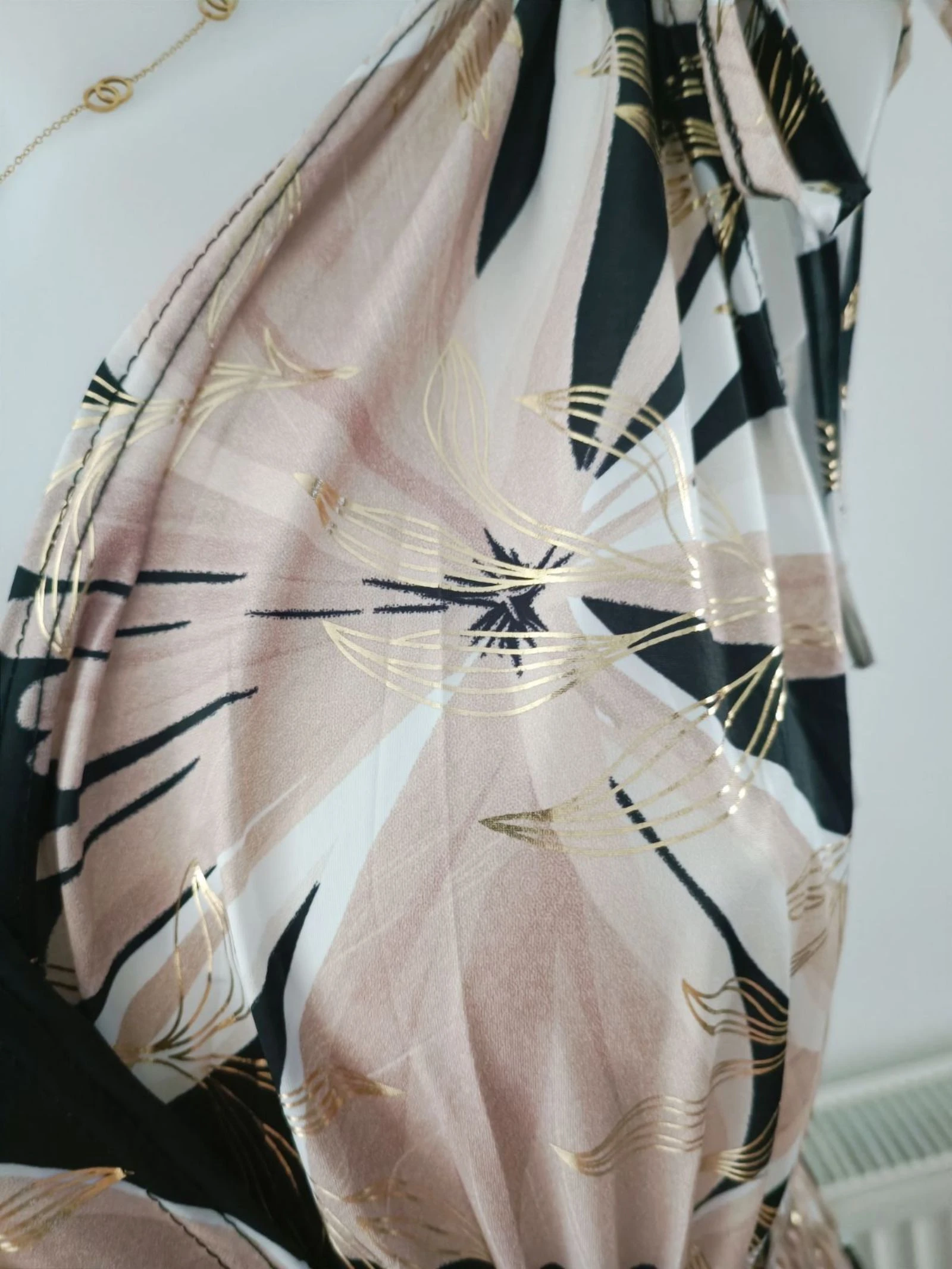 Robe magique noir beige blanc dorée  – photo 5